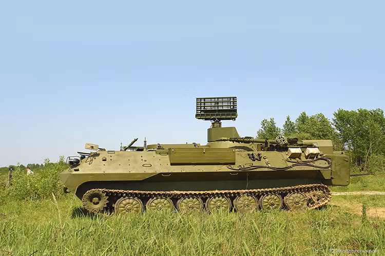 Với thiết kế của mình 1L122 -1E, thích hợp tiển khai trên các phương tiện quân sự có khả năng cơ động cao như xe bọc thép bánh lốp hay bánh xích. Tổng trọng lượng chiến đấu của tổ hợp này không quá 150kg và chỉ cần tới 3 binh sĩ để triển khai. Nguồn ảnh: roe.ru.