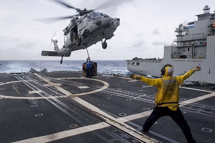 Chưa kể hangar đuôi tàu còn chứa tới 2 trực thăng săn ngầm SH-60B. Nguồn ảnh: Wikipedia