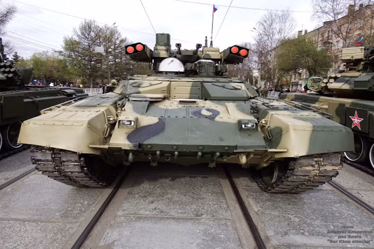 Hệ thống vũ khí trên BMPT-72 có thiết kế nổi bật hơn hẳn so với BMPT-1 nhưng chúng có cấu hình gần như tương đương với bộ đôi pháo tự động 30mm 2A42, hai súng phóng lựu 30mm AG-17D, một súng máy 7.62mm PKTM và quan trọng nhất vẫn là cụm bốn tên lửa chống tăng dẫn đường 9M120 Ataka-T. Nguồn ảnh: gurkhan.blogspot.