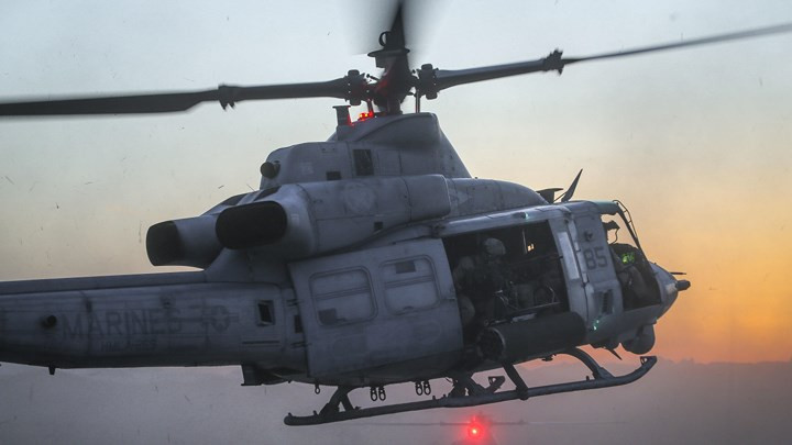 Trực thăng UH-1Y Venoms chuẩn bị tiếp nhận lính thủy quân lục chiến tham gia đợt huấn luyện đổ bộ tấn công tại Yuma, Arizona.