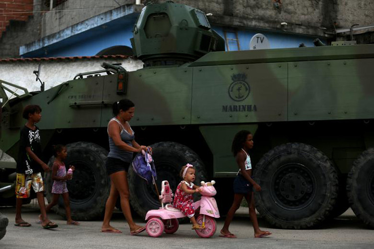 Theo Reuters từ đầu tháng 3 năm nay, chính quyền liên bang của Brazil đã ra lệnh cho quân đội nước này tiếp quản vai trò giữ gìn an ninh tại Rio de Janeiro thay cho lực lượng cảnh sát của thành phố này, nhằm hạn chế bạo lực do các băng nhóm ma túy gây ra. Ảnh: Reuters