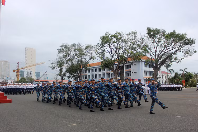 Cán bộ, chiến sĩ Trung tâm Huấn luyện thực hành &amp; huấn luyện kíp tàu với bộ quân phục dã chiến và những bước chân khoe mạnh.
