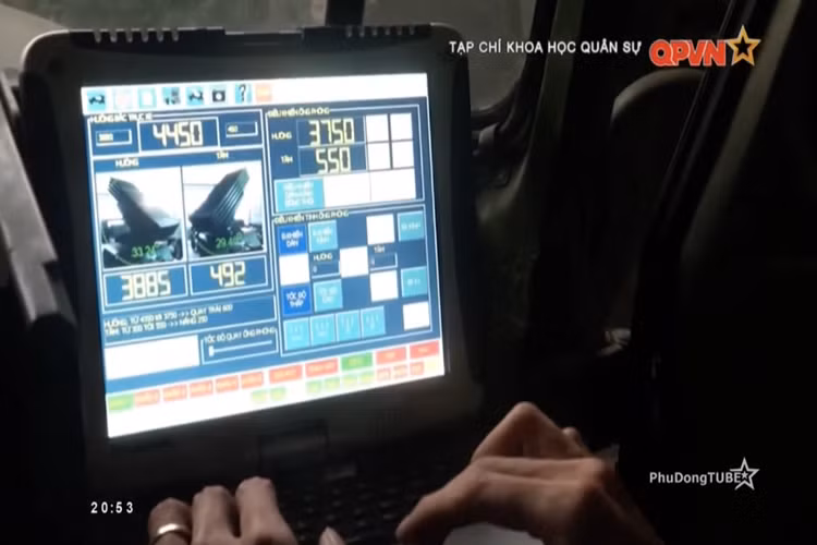 Còn đây là máy tính điều khiển bên trong cabine của tổ hợp phóng BM-21 với thiết kế nhỏ gọn và giao diện thân thiện với người sử dụng. Nguồn ảnh: QPVN.