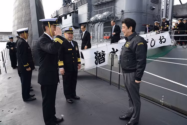 Tàu JS Uzushio là một trong 9 tàu ngầm tấn công thông thường thuộc lớp Oyashio được JMSDF đưa vào trang bị từ năm 1998, Được biết ngay sau khi sở hữ lớp tàu ngầm Oyashio, Nhật Bản đã nhanh chóng cho ra đời lớp tàu ngầm tấn công đầy danh tiếng khác là Sōryū. Nguồn ảnh: JMSDF.