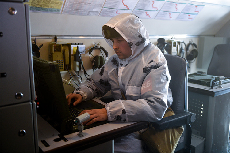 Điểm đặc biệt của Iskander-M đó là dù được xếp vào loại vũ khí chiến thuật, nó vẫn có thể đáp ứng tốt nhu cầu tác chiến ở cấp chiến lược. Hình ảnh bên trong xe chỉ huy xe chỉ huy – tham mưu 9S552 (KShM) của Iskander-M. Nguồn ảnh: Bộ Quốc phòng Nga.