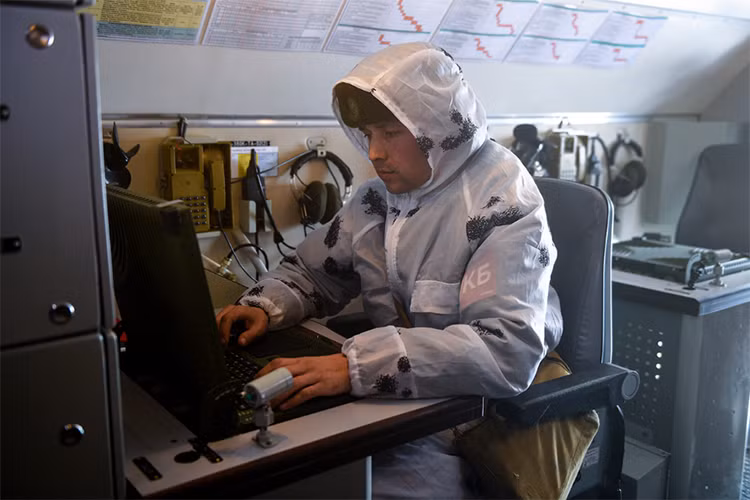 Điểm đặc biệt của Iskander-M đó là dù được xếp vào loại vũ khí chiến thuật, nó vẫn có thể đáp ứng tốt nhu cầu tác chiến ở cấp chiến lược. Hình ảnh bên trong xe chỉ huy xe chỉ huy – tham mưu 9S552 (KShM) của Iskander-M. Nguồn ảnh: Bộ Quốc phòng Nga.