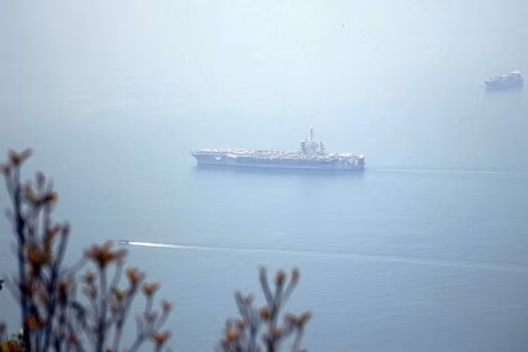 Trước khi đến Việt Nam, tàu USS Carl Vinson - siêu tàu sân bay thứ ba chạy bằng năng lượng hạt nhân lớp Nimitz của Mỹ, đã có chuyến thăm Philippines và tiến hành tuần tra ở Biển Đông. Tàu sân bay USS Carl Vinson vào vịnh Đà Nẵng trưa 5-3. Nguồn ảnh: Trường Trung/Tuổi Trẻ.