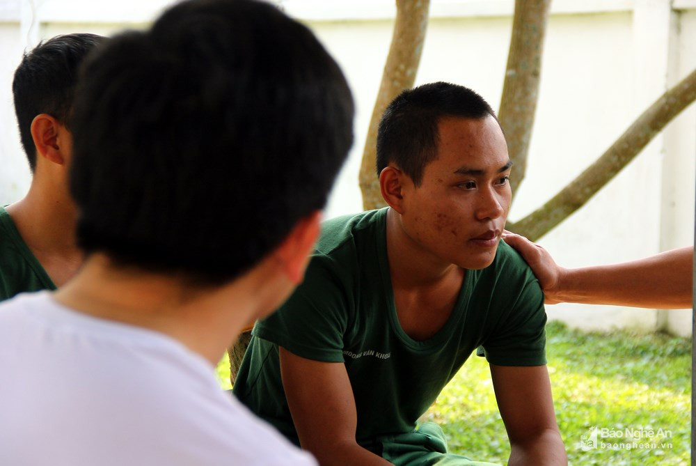 Chỉ huy đơn vị động viên tân binh Moong Văn Khoai, quê ở xã Hữu Lập, huyện Kỳ Sơn. Chỉ chưa đầy một tuần sau khi nhập ngũ, Khoai nhận được tin buồn khi 2 anh trai tử vong sau khi uống rượu ngâm rễ cây có chất độc. Biết tin gia đình Khoai có chuyện buồn, đồng đội cũng như chỉ huy đơn vị thường động viên, chia sẻ với tân binh này. Ảnh: Tiến Hùng