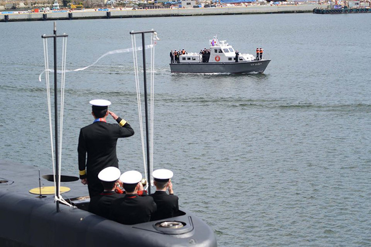 Hình ảnh Thủ tướng Abe đi qua tàu ngầm tấn công diesel-điện JS Uzushio (SS-592) của JMSDF. Nguồn ảnh: JMSDF.