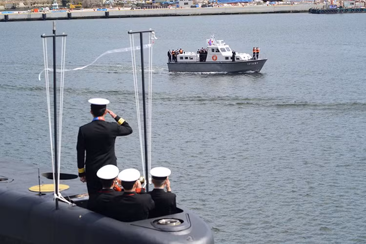 Hình ảnh Thủ tướng Abe đi qua tàu ngầm tấn công diesel-điện JS Uzushio (SS-592) của JMSDF. Nguồn ảnh: JMSDF.