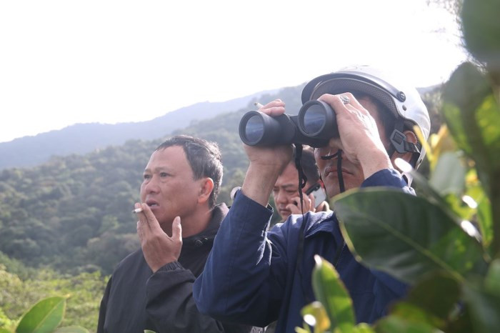 Tranh thủ trời nắng, từ sáng sớm, nhiều người dân đã lên bán đảo Sơn Trà để quan sát tàu sân bay USS Carl Vinson trước khi tàu này nhổ neo rời Đà Nẵng. Ngoài người dân Đà Nẵng, nhiều người là khách du lịch, người dân từ các tỉnh lân cận cũng đến Đà Nẵng dịp này để được tận mắt nhìn thấy "Đại bàng vàng" của Hải quân Mỹ. Ảnh Nguyễn Thành