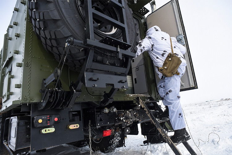 Các tổ hợp tên lửa Iskander-M cũng có khả năng hoạt động mọi điều kiện khí hậu thời tiết, đồng thời duy trì khả năng chiến đấu trước các loại vũ khí chế áp thông thường, vũ khí chính xác cao, vũ khí xạ-sinh-hoá, vũ khí phòng chống tên lửa và tác chiến điện tử của đối phương. Nguồn ảnh: Bộ Quốc phòng Nga.