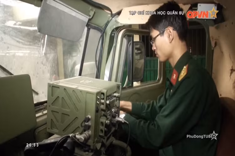 Bên trong, cabine của tổ hợp BM-21 với máy thông tin vô tuyến và máy tính điều khiển tích hợp mới. Nguồn ảnh: QPVN.