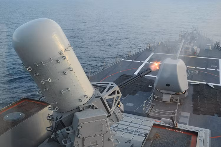 Nói về sức mạnh của Phalanx CIWS đây là loại vũ khí có thể tạo ra một “bức tường lửa” với đạn pháo 20mm bảo vệ tàu sân bay trước các mối đe dọa đến từ tên lửa chống hạm đối phương, nhờ tốc độ bắn lên đến 4.500 phát/phút của nó. Nguồn ảnh: Wiki.