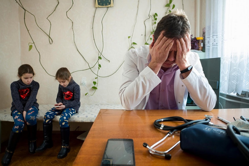 Bác sĩ Dmitriy Rozumiy và hai bệnh nhân nhí tại trung tâm y tế công cộng ở làng Ivankovichy, cách thủ đô Kiev chỉ 35 km. Tại ngôi làng nơi cơ sở vật chất vốn đã có từ thời Liên Xô và nhiều năm nay không được cải tạo. Hệ thống y tế Ukraine đang gặp rất nhiều khó khăn do ngân sách eo hẹp và không thể để đáp ứng nhu cầu chữa bệnh của người dân.