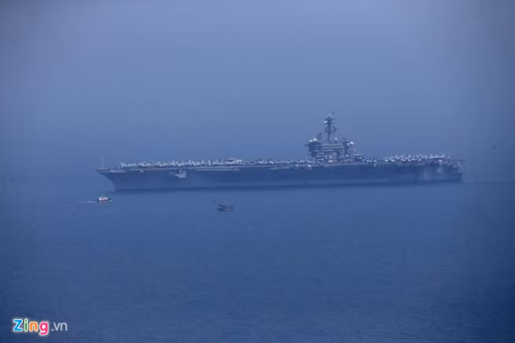Hiện tại tàu USS Carl Vinson đã thả neo ở cảng Tiên Sa, cách bờ 1 km, trong khi đó các tàu hộ tống sẽ cập cảng. Nguồn ảnh: Hải An/Zing News.