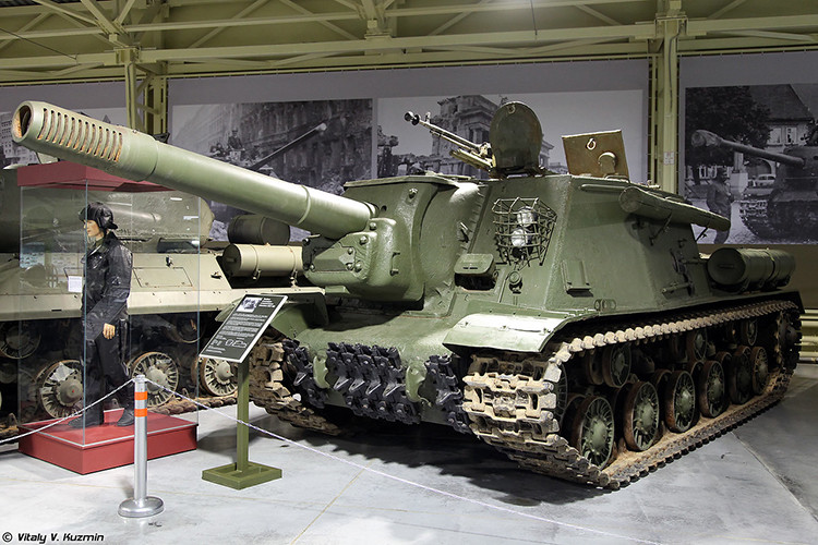 Pháo tự hành xung kích ISU-152 thiết kế trên khung gầm tăng hạng nặng IS-2, lắp pháo 152mm ML-20S có thể không chỉ tiêu diệt mọi công sự kiên cố mà còn phá hủy mọi xe tăng “khủng” nhất cảu Đức thời bấy giờ. Nguồn ảnh: Vitaly-Kuzmin.