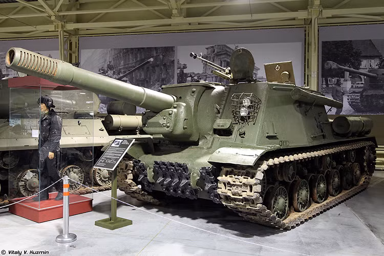 Pháo tự hành xung kích ISU-152 thiết kế trên khung gầm tăng hạng nặng IS-2, lắp pháo 152mm ML-20S có thể không chỉ tiêu diệt mọi công sự kiên cố mà còn phá hủy mọi xe tăng “khủng” nhất cảu Đức thời bấy giờ. Nguồn ảnh: Vitaly-Kuzmin.