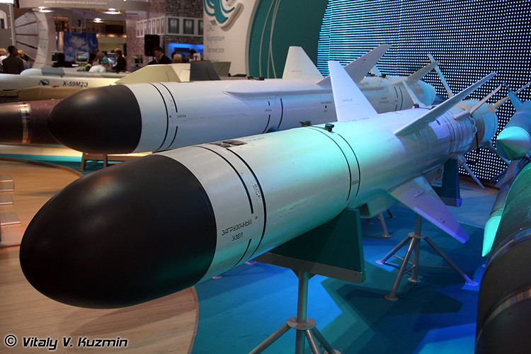 Đáng chú ý hơn, Nga đã chuyển giao tiếp cho Việt Nam 15 quả tên lửa hành trình chống hạm Kh-35 Uran-E cho cặp Gepard mới (tổng số đặt hàng là 30 quả). Nguồn ảnh: Vitaly Kuzmin.