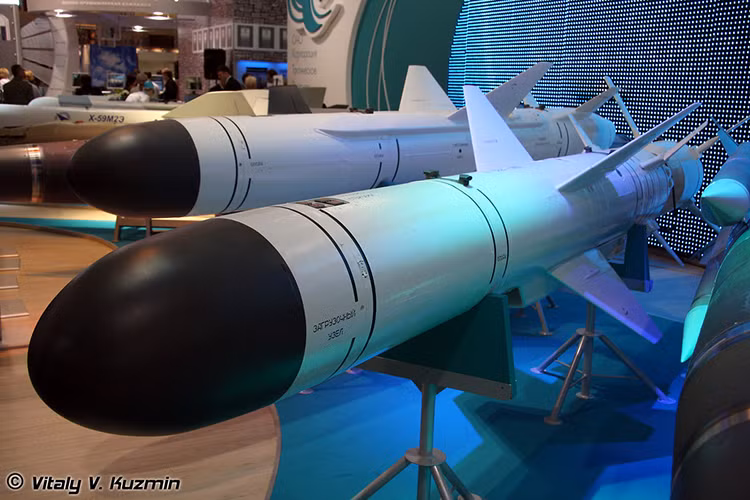 Đáng chú ý hơn, Nga đã chuyển giao tiếp cho Việt Nam 15 quả tên lửa hành trình chống hạm Kh-35 Uran-E cho cặp Gepard mới (tổng số đặt hàng là 30 quả). Nguồn ảnh: Vitaly Kuzmin.