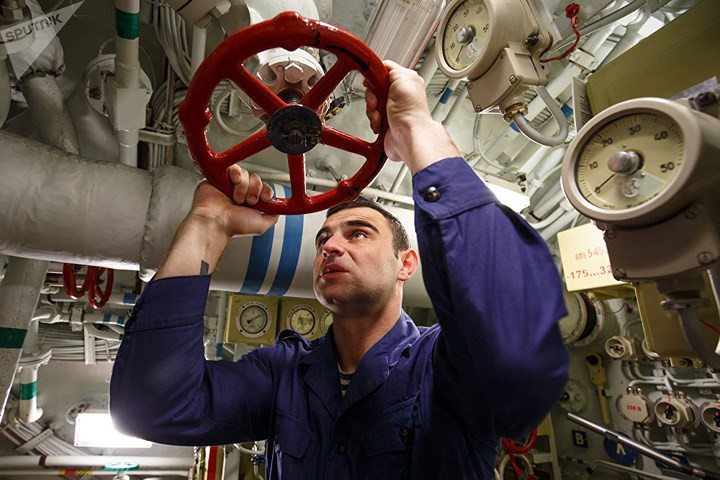 Thủy thủ trên tàu ngầm Stary Oskol diễn tập tác chiến đặc biệt tại căn cứ hải quân Novorossiysk.