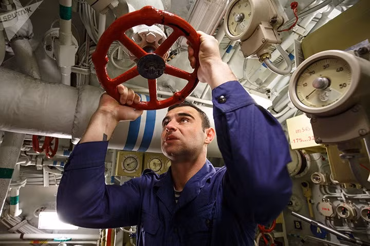 Thủy thủ trên tàu ngầm Stary Oskol diễn tập tác chiến đặc biệt tại căn cứ hải quân Novorossiysk.