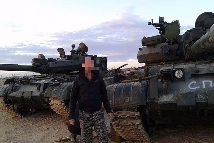 Tuy không phải là loại xe tăng mới, thế nhưng tại chiến trường Syria, “rùa thép” T-62M vốn chút nữa đã vào lò “nấu cao” ở Nga lại đang phát huy hiệu quả lớn. Thử nghiệm trên chiến trường cho thấy, T-62M có thể sống sót trước tên lửa TOW vốn “nướng” nhiều xe tăng T-72 hiện đại hơn. Nguồn ảnh: Oryx