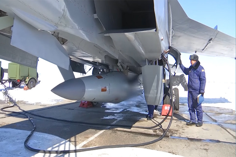 Hình ảnh của Kinzhal khi nhìn từ phía trước, nó có phần mũi tên lửa và đầu đạn khá giống với tên lửa đạn đạo chiến thuật Iskander với kích thước nhỏ hơn. Được biết, Iskander là một trong những vũ khí giúp Nga vô hiệu hóa hệ thống phòng thủ tên lửa của Mỹ ở châu Âu, phải chăng vai trò của Kinzhal cũng như vậy? Nguồn ảnh: Bộ Quốc phòng Nga.