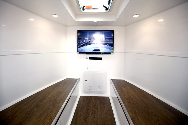 Còn đây là bên dưới khoang chở khách của tàu với màn hình hiển thị hình ảnh từ các camera giám sát được bố trí xung quanh tàu. Nguồn ảnh: James Boat.