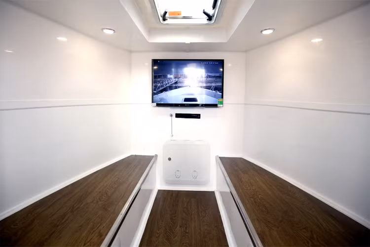 Còn đây là bên dưới khoang chở khách của tàu với màn hình hiển thị hình ảnh từ các camera giám sát được bố trí xung quanh tàu. Nguồn ảnh: James Boat.