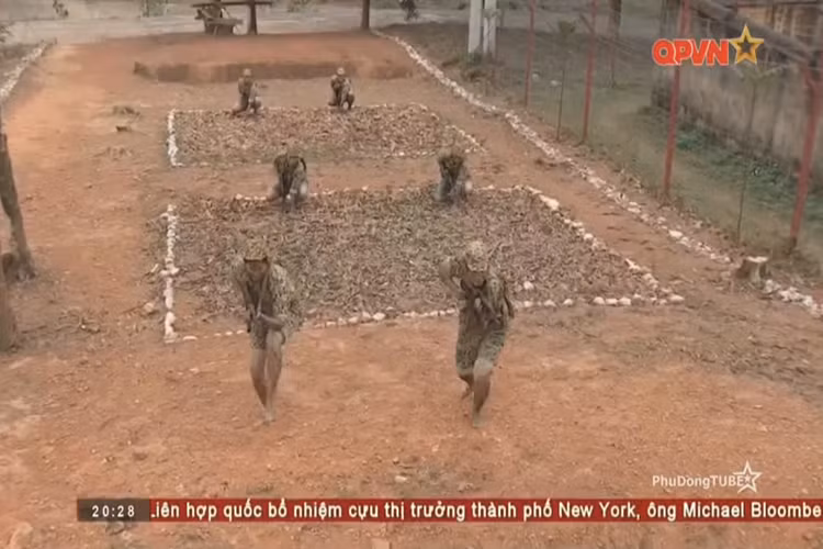 Bộ đội Đặc công trong huấn luyện chiến đấu thực hiện rất nhiều nội dung, cường độ cao, trong môi trường phức tạp rất dễ dẫn tới mất an toàn như lặn sâu dưới biển hay đổ bộ đường không, tụt dây chiến thuật trên nhà cao tầng, huấn luyện võ thuật như huấn luyện công phá. Nguồn ảnh: QPVN.