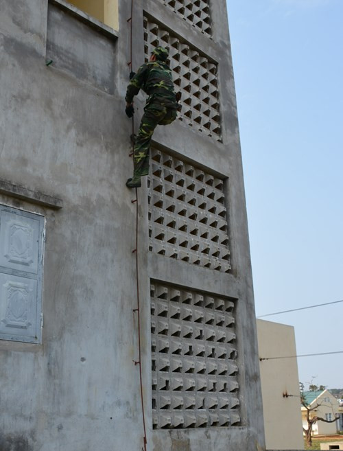 ...và trèo lên tầng cao bằng dây thu lôi. Nguồn ảnh: QĐND.