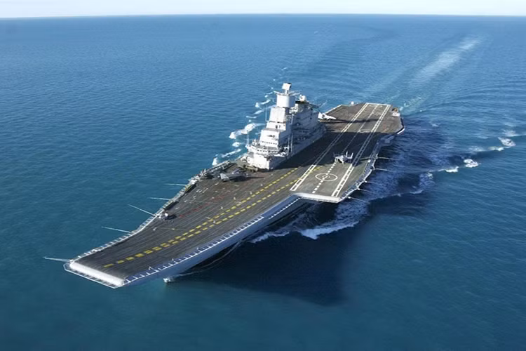 Tàu sân bay INS Vikramaditya (R33) của Ấn Độ có chiều dài 283 m, chiều rộng lớn nhất 60 m, lượng choán nước toàn tải 45.400 tấn. Tàu được hoán cải từ tuần dương hạm Baku của Hải quân Liên Xô trước đây. Nó có thể mang theo 36 máy bay các loại, gồm 26 tiêm kích trên hạm MiG-29K và 10 trực thăng Ka-31, Ka-28. Ảnh: Jeff Head.