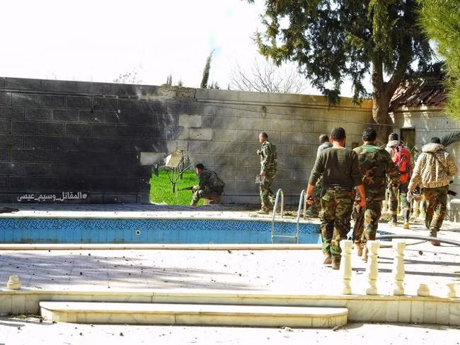 Jaysh Al-Islam, tiến công về hướng khu vườn cây Al-Obb gần thị trấn Al-Shifouniah, các trang trại Al-Ash'ari, làng Mesraba và Beit Sawa. Ảnh: Truyền thông Quân đội Syria.