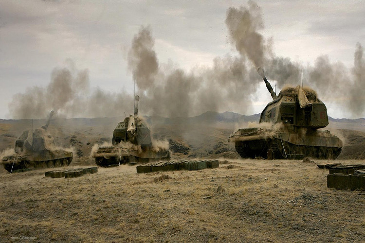 Đó là lý do trực tiếp khiến Quân đội Nga thay vì dừng lại thì họ liên tiếp thúc đẩy phát triển hệ thống pháo binh mới, bên cạnh đó là liên tục nâng cấp các loại pháo cũ, kể cả những khẩu pháo sản xuất từ thời Liên Xô như 2S5 Giatsint-S hay 2S7 Pion. Nguồn ảnh: Military Analysis