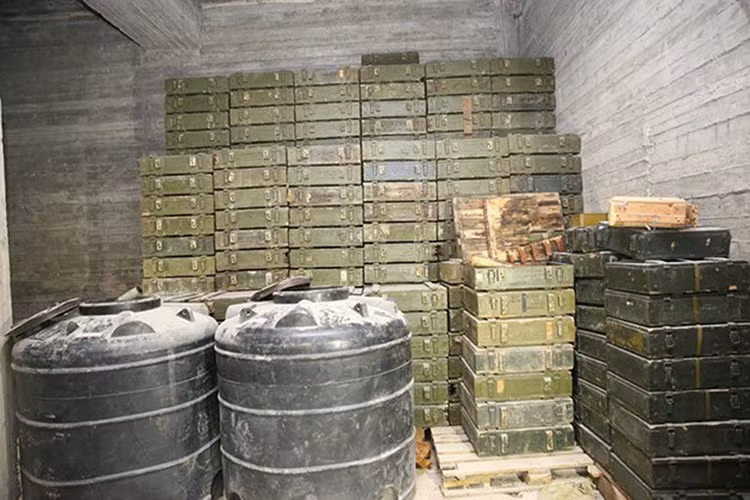 Một kho vũ khí của người Kurd bỏ lại bên ngoài Afrin khi tháo chạy khỏi khu vực này. Ảnh: South Front.