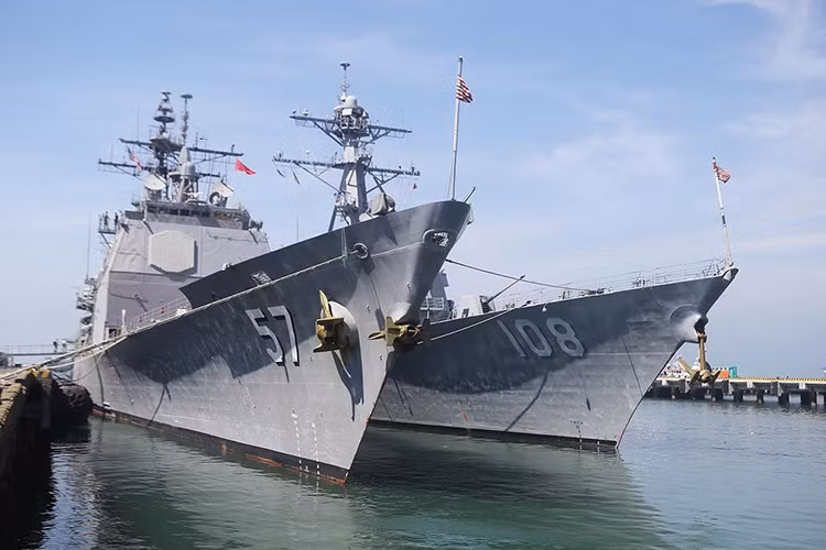 Và với sự phát triển của mối quan hệ Việt-Mỹ trong thời gian qua, thì rất có thể trong tương lai gần lần đầu tiên trong lịch sử quan hệ giữa hai nước một tàu ngầm của Hải quân Mỹ sẽ đến thăm chính thức Việt Nam. Vậy tàu ngầm nào của Hải quân Mỹ có thể thực hiện một sứ mệnh ngoại giao quan trọng như vậy? Nguồn ảnh: Zing News.