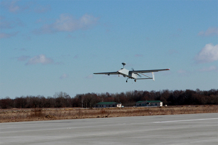 Cụ thể, mẫu máy bay không người lái trong hình là IAI Searcher Mk 2 một mẫu UAV trinh sát do Israel chế tạo, đây cũng là mẫu UAV bán chạy nhất của Công ty công nghiệp hàng không Israel (IAI). Nguồn ảnh: Bộ Quốc phòng Nga.