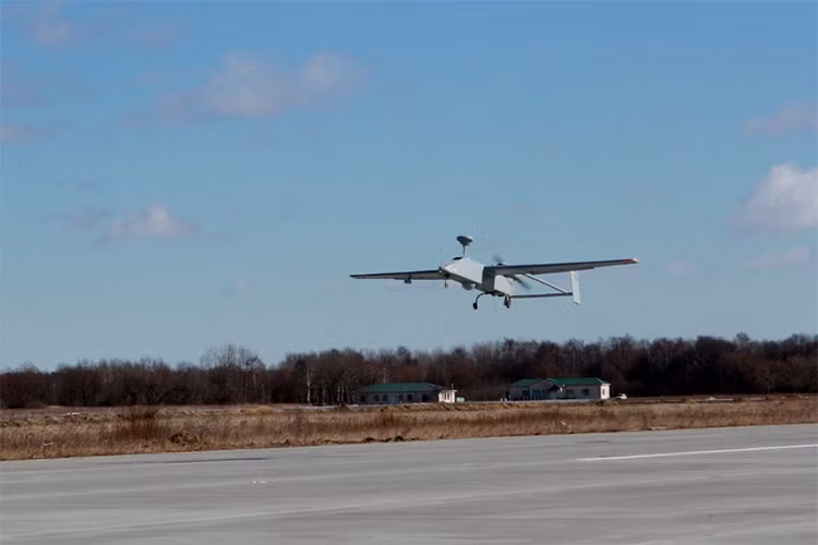 Cụ thể, mẫu máy bay không người lái trong hình là IAI Searcher Mk 2 một mẫu UAV trinh sát do Israel chế tạo, đây cũng là mẫu UAV bán chạy nhất của Công ty công nghiệp hàng không Israel (IAI). Nguồn ảnh: Bộ Quốc phòng Nga.