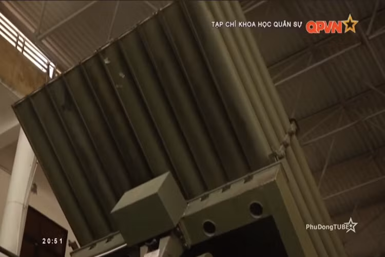 Sau khi có kết quả điều khiển tính toán lấy phần tử bắn hệ thống sẽ tự động điều khiển cụm tầm, hướng đưa giàn phóng về vị trí bắn. Để phù hợp với định hướng tự động hóa nhóm nghiên cứu cũng đã sửa đổi một số chi tiết trên xe phóng của BM-21 so với nguyên bản. Nguồn ảnh: QPVN.