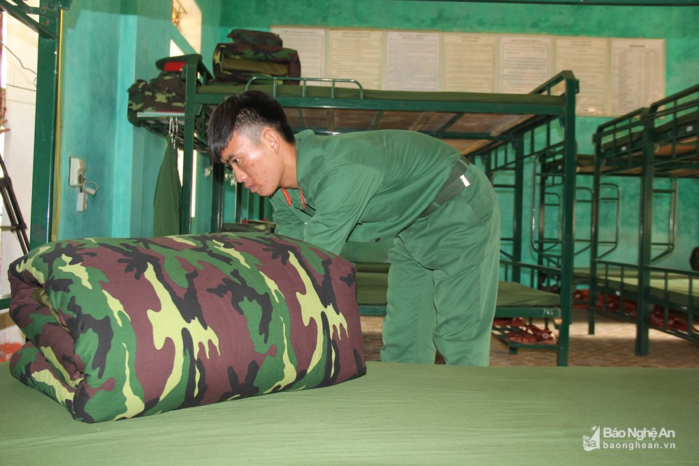 Chưa đến 5h sáng, toàn bộ tân binh tại Trung đoàn 764 (Bộ Chỉ huy Quân sự tỉnh Nghệ An) đã phải lần lượt thức giấc, mặc dù còn hơn 30 phút nữa mới tập trung trước sân để tập thể dục. Sở dĩ họ phải dậy sớm như vậy là vì phải xếp chăn màn vuông góc, theo đúng quy định trong quân ngũ. Ảnh: Tiến Hùng