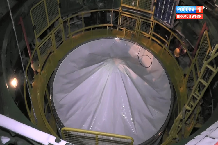 Được biết, Nga phát triển RS-28 Sarmat là nhầm thay thế tên lửa Voyevoda ICBM R-36M2 Voyevoda vốn do Liên Xô phát triển trước đây và được triển khai từ các hầm phóng ngầm dưới mặt đất. Bản thân R-36M2 vốn có tầm bắn ước đạt hơn 16.000km và có khả năng mang theo từ 5-10 đầu đạn hạt nhân. Nguồn ảnh: Russia 1.