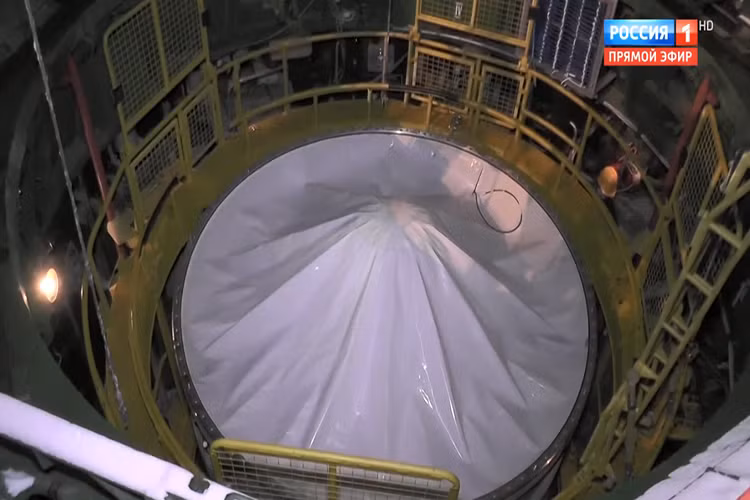 Được biết, Nga phát triển RS-28 Sarmat là nhầm thay thế tên lửa Voyevoda ICBM R-36M2 Voyevoda vốn do Liên Xô phát triển trước đây và được triển khai từ các hầm phóng ngầm dưới mặt đất. Bản thân R-36M2 vốn có tầm bắn ước đạt hơn 16.000km và có khả năng mang theo từ 5-10 đầu đạn hạt nhân. Nguồn ảnh: Russia 1.