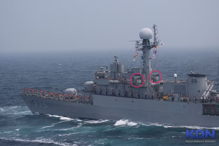 Cuối cùng, ở mũi tàu vẫn còn 2 khẩu pháo nhưng khẩu Nobong thứ nhất đã bị gỡ bỏ để thay thế bằng Sea Vulcan cỡ 20 mm, đóng vai trò hỗ trợ cho khẩu Oto Melara đầu tiên, đây là vũ khí mà Hải quân Hàn Quốc thường trang bị cho các tàu tuần tra cỡ nhỏ lớn Chamsuri. Nguồn ảnh: tokkoro.