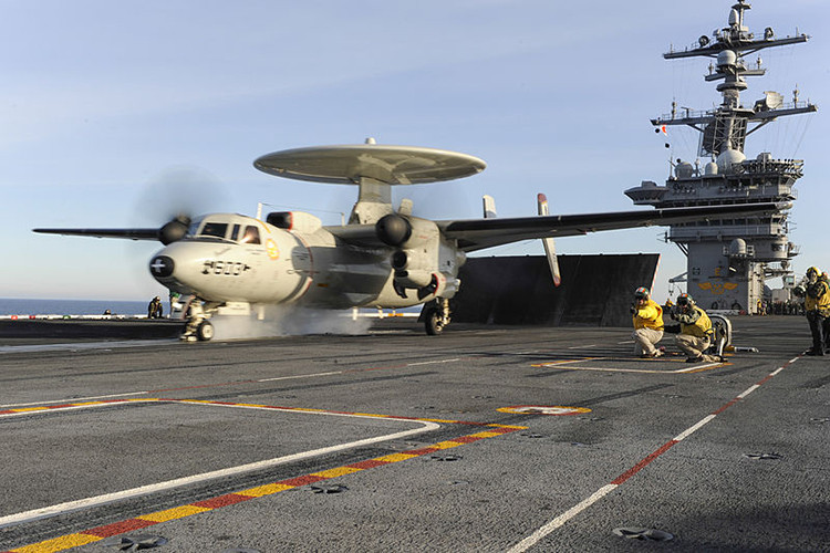 Nó cung cấp khả năng cảnh báo sớm trên không, chỉ huy trên không cho tất cả các máy bay thuộc nhóm chiến đấu tàu sân bay. Ngoài ra, nó còn có thể làm nhiệm vụ giám sát mặt biển, mặt đất, chỉ huy các máy bay tiêm kích hạm làm nhiệm vụ phòng không bảo vệ hạm đội, chỉ huy trong các phi vụ không kích, chỉ huy tìm kiếm cứu hộ cứu nạn. Và thậm chí đóng vai trò là đài kiểm soát không lưu trên không trong trường hợp khẩn cấp đài không lưu mặt đất không hoạt động... Nguồn ảnh: Wikipedia