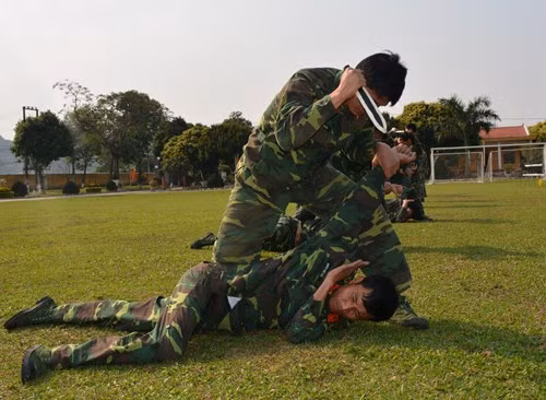 “Địch” đã bị tước dao và bị khống chế. Nguồn ảnh: QĐND.