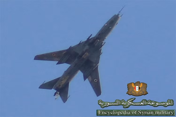 Đối với dòng bom OFAB, chúng được thiết kế để nổ phá mảnh dùng để phá hủy cơ sở vật chất của đối phương, cầu cống, đường sắt, các phương tiện bọc thép hạng nhẹ, đoàn xe cơ giới, bộ binh trong một khu vực mở. Trọng lượng của chúng chỉ từ 133-266kg với khối lượng thuốc nổ mang theo tương ứng là từ 40-90kg. Nguồn ảnh: Syr Mil Wik.