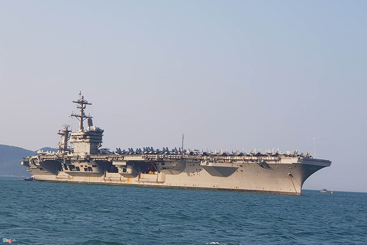 12h giờ trưa nay 5/3, biên đội tàu sân bay của Hải quân Mỹ do tàu sân bay USS Carl Vinson dẫn đầu cùng cặp tàu chiến hộ tống gồm tuần dương hạm USS Lake Champlain và tàu khu trục USS Wayne E. Meye đã cặp cảng Tiên Sa, Đã Nẵng bắt đầu chuyến thăm chính thức Việt Nam kéo dài 4 ngày. Nguồn ảnh: Hải An /Zing News.