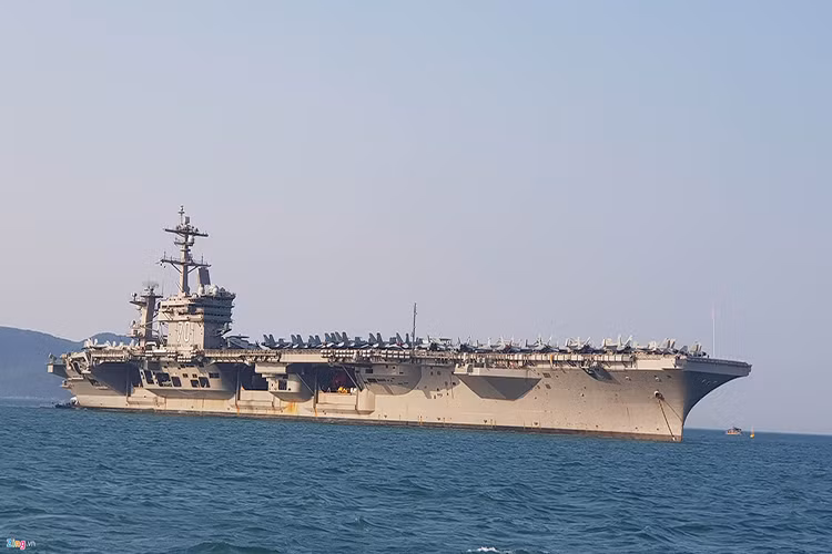 12h giờ trưa nay 5/3, biên đội tàu sân bay của Hải quân Mỹ do tàu sân bay USS Carl Vinson dẫn đầu cùng cặp tàu chiến hộ tống gồm tuần dương hạm USS Lake Champlain và tàu khu trục USS Wayne E. Meye đã cặp cảng Tiên Sa, Đã Nẵng bắt đầu chuyến thăm chính thức Việt Nam kéo dài 4 ngày. Nguồn ảnh: Hải An /Zing News.