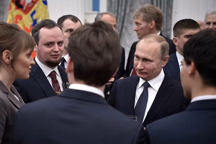 Với việc Ủy ban Bầu cử Trung ương Nga công bố kết quả chính thức cuộc bầu cử tổng thống 2018 vào hôm 23/3 vừa rồi, ứng cử viên tự do Vladimir Putin sẽ chính thức trở thành Tổng thống Nga trong 5 sắp tới với tỉ lệ số phiếu bầu đạt 76.6%. Và từ đây cho tới thời điểm đó đương kiêm Tổng thống Nga Putin sẽ có “kỳ nghỉ” ngắn trước khi quay trở lại làm việc. Nguồn ảnh: WBUR